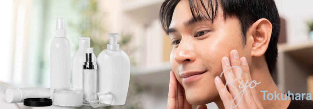 肌の手入れをする男性と白いスキンケア用品